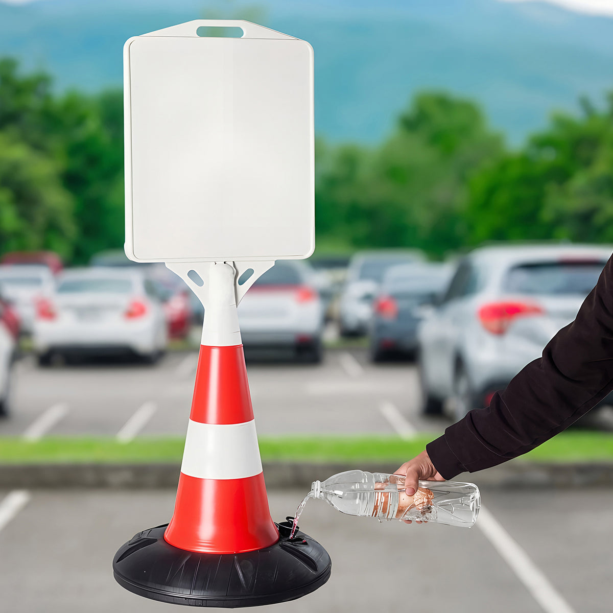 Пътен конус с табела и бутилка с вода за пълнене за стабилност на конуса.
