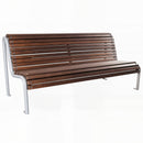 Дървена градинска пейка с елегантен дизайн и метална конструкция, идеална за външни пространства.