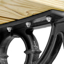 Детайл от дървена пейка с метална основа, показваща здрави болтове и конструктивни елементи.