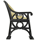 Дървена пейка с елегантен дизайн, черна метална рамка и светъл седалка.