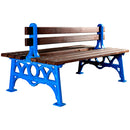 Дървена двойна пейка с чугунени крака, синя структура и дървесни седалки, подходяща за паркове и градски зони.