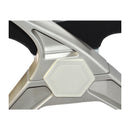 Детаил от конструкцията на посетителска пейка Франкфурт с алуминиеви крака и модерен дизайн.