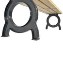 Детайл на дървена пейка с чугунени крака, вдъхновена от арките на Лапа в Рио де Жанейро.