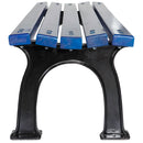 Дървена пейка с чугунена основа и сини седалки, подходяща за обществени и частни пространства.