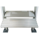 Широки противохлъзгащи стъпала на алуминиева стълба Little Giant Jumbo Step за максимален комфорт и стабилност.