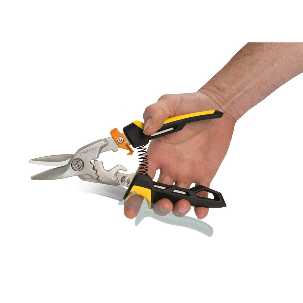 Ножица за ламарина с прави остриета Fiskars PowerGear™ - Цена - Продажба, показана в ръка с ергономична дръжка и пружина за лесно рязане