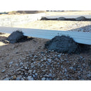 Пластмасов профил за дилатационни фуги в шлайфан бетон, поставен върху основа от чакъл.