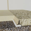 Профил за дилатационни фуги на бетонов под, демонстриращ контролирана фуга в шлайфан бетон.