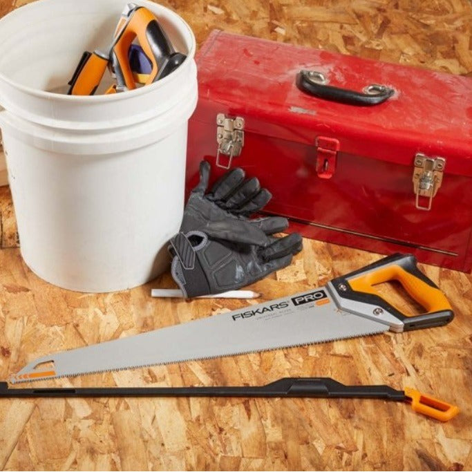 Трион Fiskars PRO PowerTooth (55 см, 11 TPI) с тройно заточено острие, индукционно закалени зъбци и нискотрицателно покритие за чисто рязане