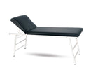 Сгъваема медицинска кушетка с черно покритие и регулируема облегалка за главата, идеална за медицински кабинети.