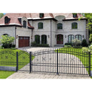 Еднокрила оградна врата GRETA в черен цвят пред красив имот с градина.