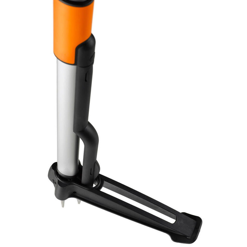Изкоренител за плевели с телескопична дръжка Fiskars SmartFit™ - Nika.bg