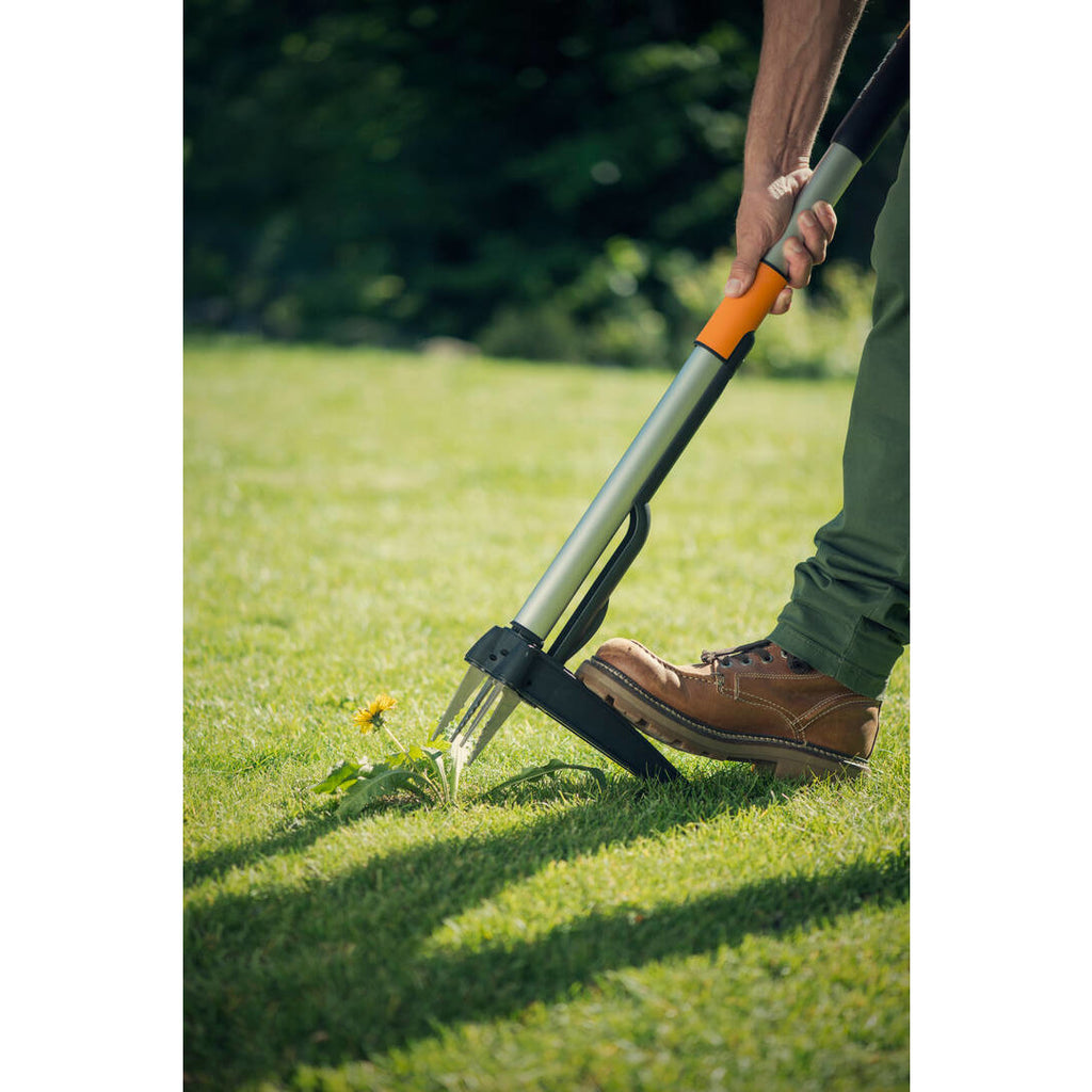 Изкоренител за плевели с телескопична дръжка Fiskars SmartFit™ - Nika.bg