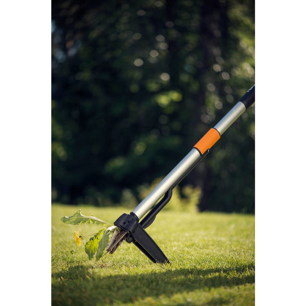 Изкоренител за плевели с телескопична дръжка Fiskars SmartFit™ - Nika.bg