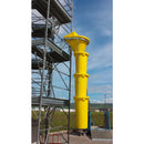 Улей за строителни отпадъци с анкерираща система, монтиран на строителна платформа.