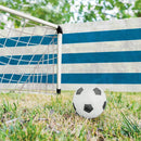Покривало за ограда с бели и сини линии, футболна врата и топка на зелена трева.