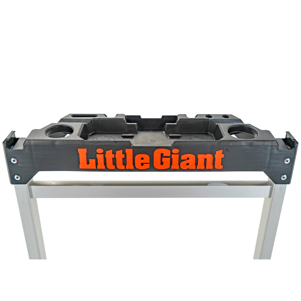 Върхът на алуминиева стълба Little Giant Jumbo Step с логото и места за инструменти.