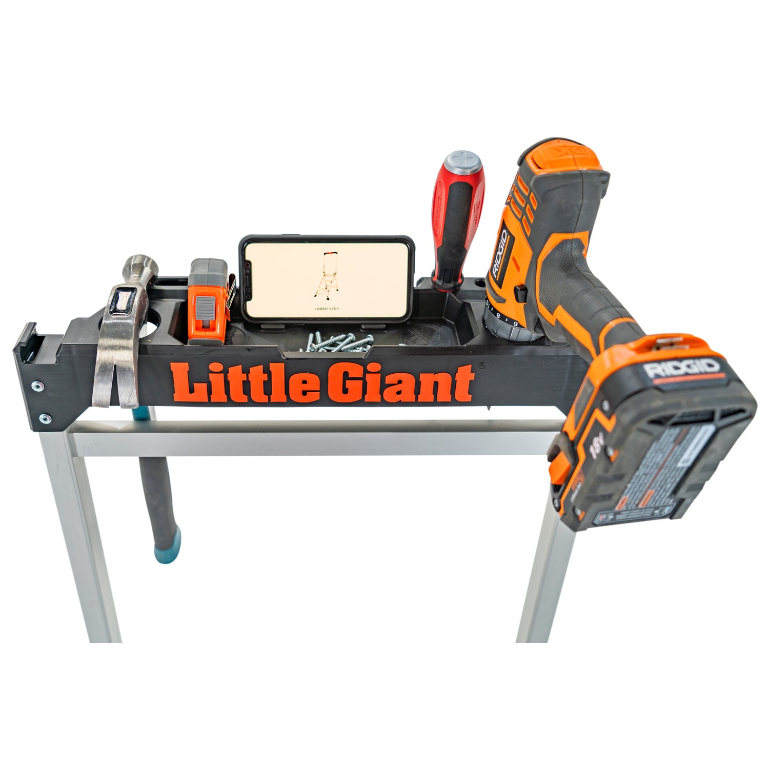 Работна маса Little Giant със смартфон, инструменти и стъпала за удобство и ефективност при работа.