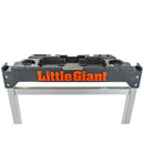 Връх на алюминиева степ стълба Little Giant Jumbo Step с логото и места за инструменти.