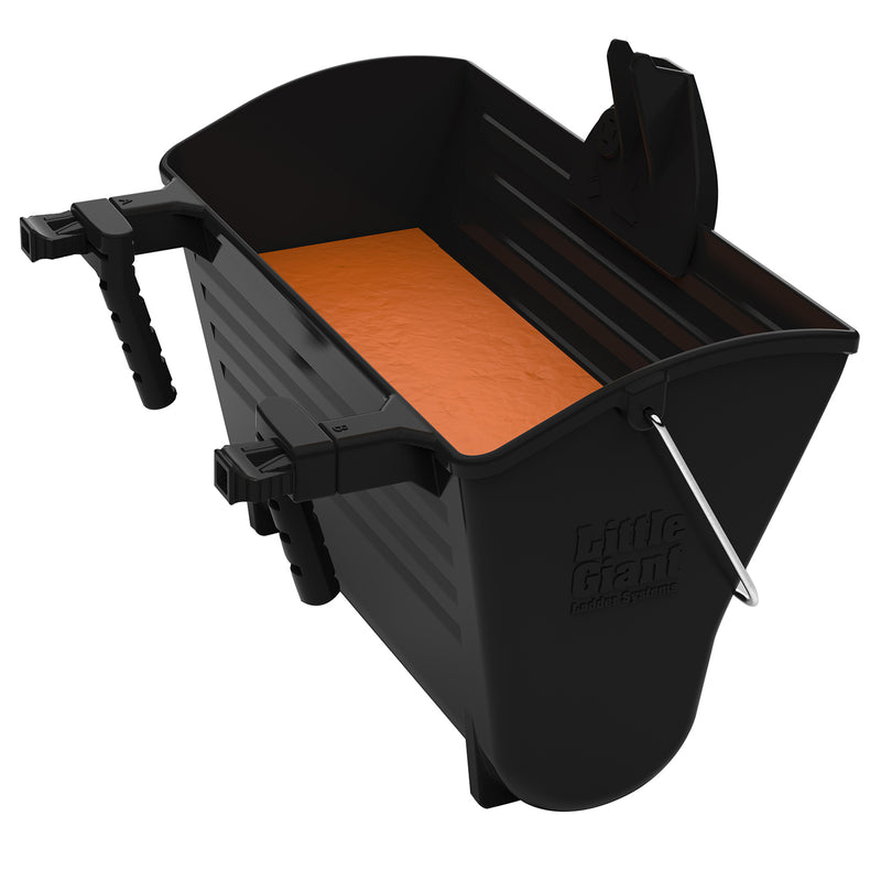 Вертикален съд за боя Little Giant FuelTank с регулируеми куки и магнитна поставка за четка.