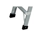 Детайл на основата на алуминиева работна платформа WERNER COMPACT PRO с противоплъзгащи крачета.