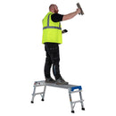 Работник на алуминиева платформа WERNER COMPACT PRO, носещ инструменти и работещ безопасно.