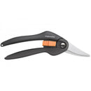 Градинска ножица SingleStep™ SP27 на FISKARS с метални остриета и удобни дръжки.