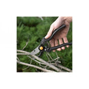Професионална градинска ножица Pro P90 в ръка, рязане на клонче с остриета от закалена стомана.