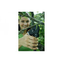 Жена използва лозарски ножици PowerStep™ P83 за рязане на гъста растителност в градината.