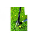 Изкоренител на плевели FISKARS W52 в зелена тревна площ, демонстриращ механично премахване на плевели.