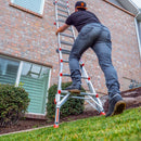 Телескопична алуминиева стълба Leveler M17 на неравен терен пред жилищна сграда