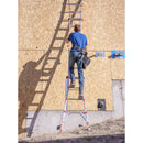 Мъж използва телескопична алуминиева стълба Leveler Малкия гигант® на строителна площадка.