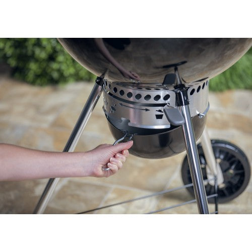 Купи Барбекю на въглища WEBER® Master-Touch Premium 57cm SE E-5775 BLK за 958 лв. само от Nika.bg