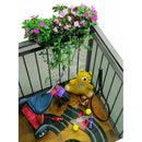 Детски кът на балкон с цветя, играчки и мрежа за безопасност.