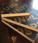 Хидрофобен черен шперплат с трислойна структура, предназначен за кофражни приложения. Размери 1220 x 2440 x 20 мм.