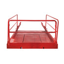 Платформа за палетизирани товари с червена окраска и безопасни парапети, идеална за строителни работи.