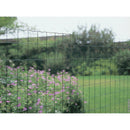 Оградна мрежа Pantanet Light на фон с цветя и зелена градина.