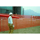 Работник носи сигнално-маркировъчна мрежа Grifon на строителен обект.