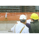 Двама строителни работници в каски обсъждат проект пред строителна площадка с сигнална мрежа.