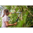 Жена използва телескопична ножица за клони SmartFit L86 за оформяне на дървета в градината.