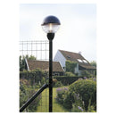 Нощно осветление на ограда с градина на заден план.