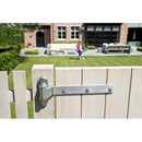 Пантата от неръждаема стомана на дървена врата с играещо дете на заден план.