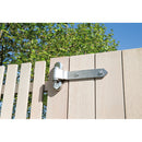 Панти за дървени врати от неръждаема стомана, монтирани на дървена ограда, на фона на зеленина.