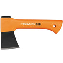 Брадва Fiskars X5 за къмпинг лов и туризъм с минималистичен дизайн и остри ръбове.