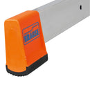 Края на алуминиева стълба KRAUSE, показваща иновационен дизайн и оранжева защита за безопасност.