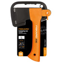 Брадва за къмпинг и туризъм Fiskars X5 с ергономична дръжка и остриета, идеална за дърводелство.