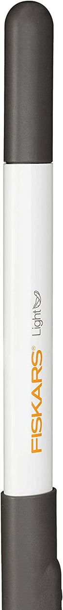 Изкоренител за плевели Light на Fiskars с ергономичен дизайн и 10 заострени зъбци за ефективно отстраняване на плевели.