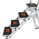 Стълба с четири нехлъзгащи се стъпала от Малкия Гигант®, изработена от алуминий и с удобен парапет.