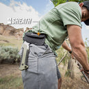 Мъж в природата с брадва GERBER в калъф на колана, готов за къмпинг и туризъм.