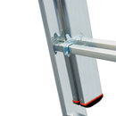 Детаил от алуминиева стълба Krause Tribilo, показващ механизъм на три рамена и устойчиви крака.